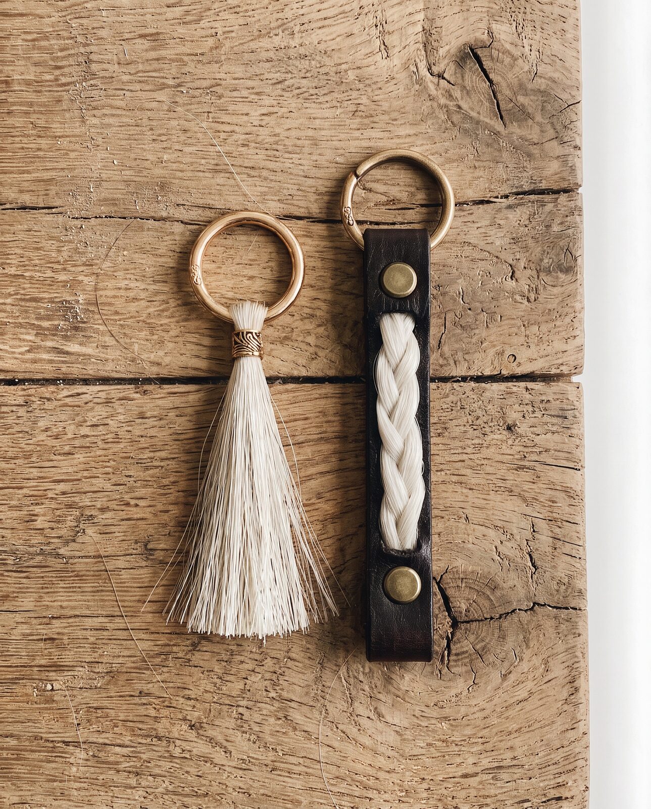 Twee sleutelhangers van paardenhaar