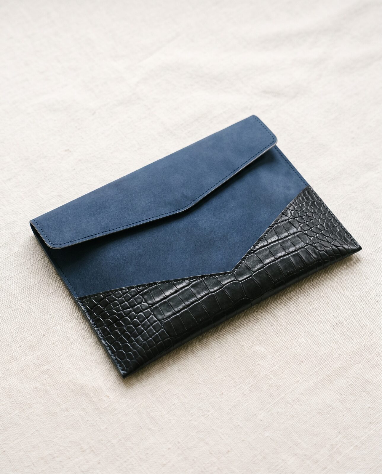 Donkerblauw paspoortmapje met zwarte crocohoek